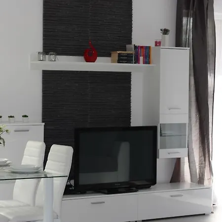 Apartment U-stay Bond Apartament *